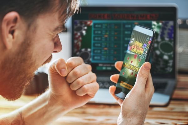 Filipino player using u88 platform on mobile phone for sports betting